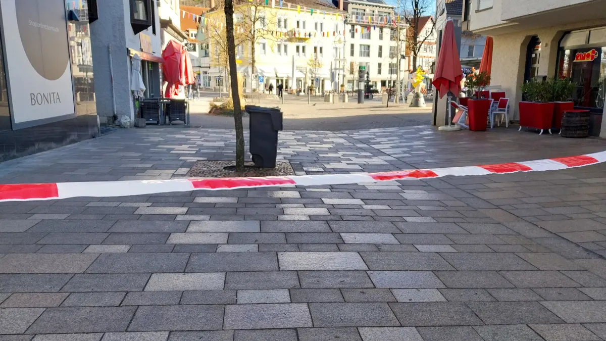 Am unteren Ende der Marktstraße ist kein Durchkommen mehr: Die Ebinger Innenstadt ist weiträumig abgesperrt.