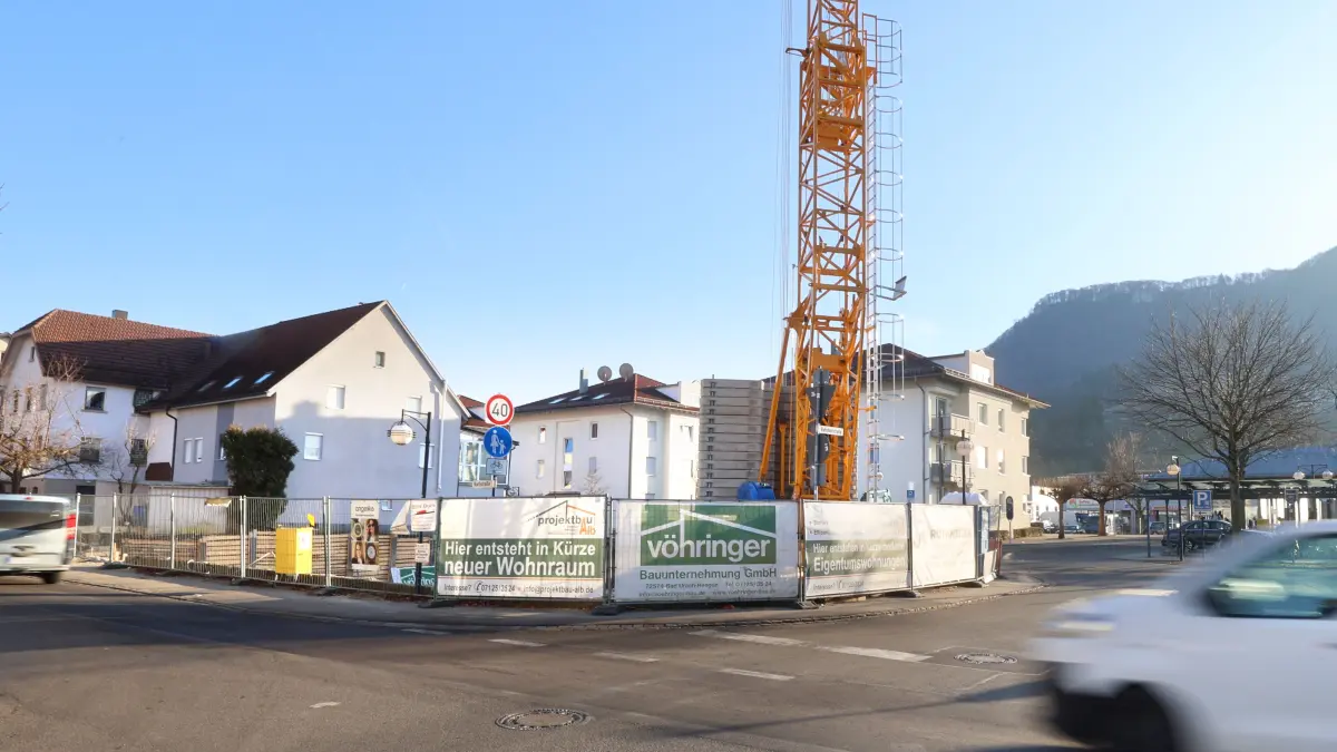 Rund um das Bahnhofsgelände in Dettingen wird sich in den kommenden Jahren viel verändern. Das neue Wohnhaus in der Karlstraße gehört zu den ersten Bauten, die das Straßenbild neu prägen.