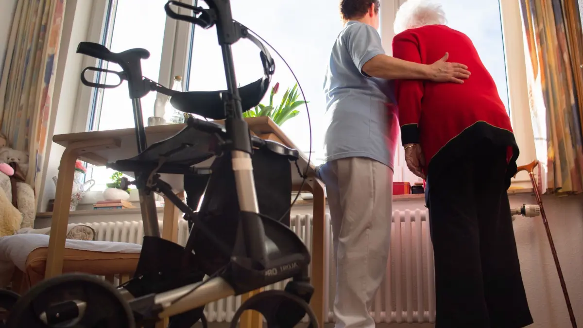 Arbeit im Pflegeheim: ARCHIV - 15.01.2020, Baden-Württemberg, Böblingen: Pflegekraft mit einer Seniorin im Altenheim (zu dpa: «Wagenknecht forderte Rente mit 60 für Pflegekräfte») Foto: Tom Weller/dpa/dpa-tmn +++ dpa-Bildfunk +++