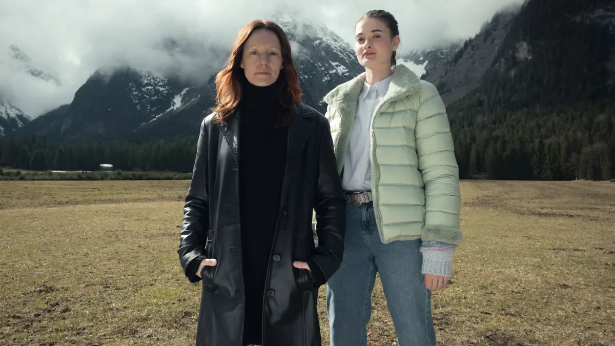 In „Der Garmisch-Krimi – Wolfsmord“ ermittelt das ungleiche Duo Ira Zach (Lavinia Wilson, l.) und ihre junge Nachfolgerin Daphne Meindl (Philine Schmölzer,).