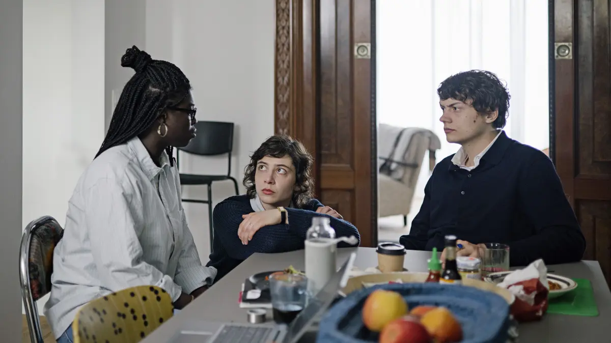 Laslo (Joyce Sanhá, l.), Karima (Shirin Eissa, M.) und Hannes (Michael Schweisser) besprechen sich nach Annalenas Tod in ihrer WG.