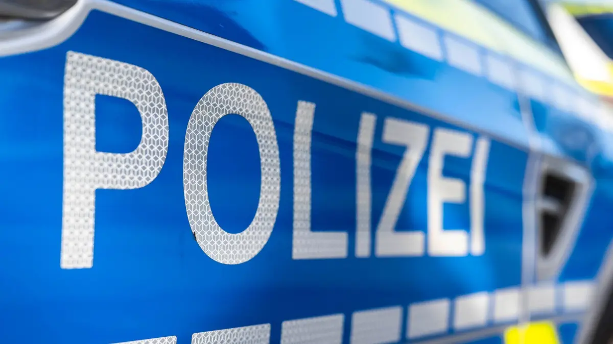 Blaulicht: ILLUSTRATION - 28.09.2021, Nordrhein-Westfalen, Gütersloh: An der Tür von einem Streifenwagen steht der Schriftzug «Polizei». (zu dpa: «Mann ohne Führerschein fährt neun Kinder im Auto zur Schule») Foto: David Inderlied/dpa +++ dpa-Bildfunk +++