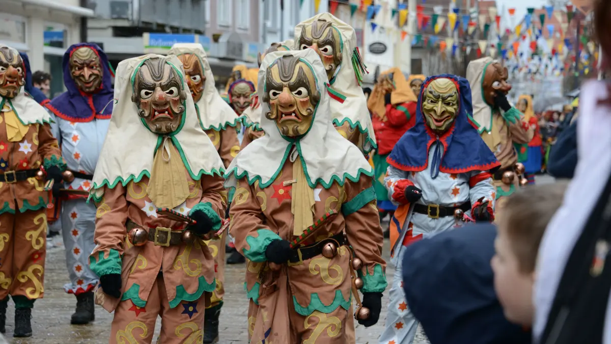 Die Narrenzunft Obermarchtal, hier beim Umzug am Fasnetsdienstag in Ehingen, richtet dieses Jahr das Ringtreffen der Vereinigung Freier Oberschwäbischer Narrenzünfte (VFON) aus.
