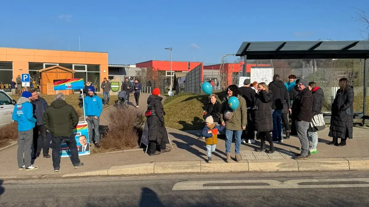 Im Bild rechts neben dem AfD-Infostand im Buswartehäuschen steht das Sofa der "politischen Gegner", verdeckt von Marktgästen.