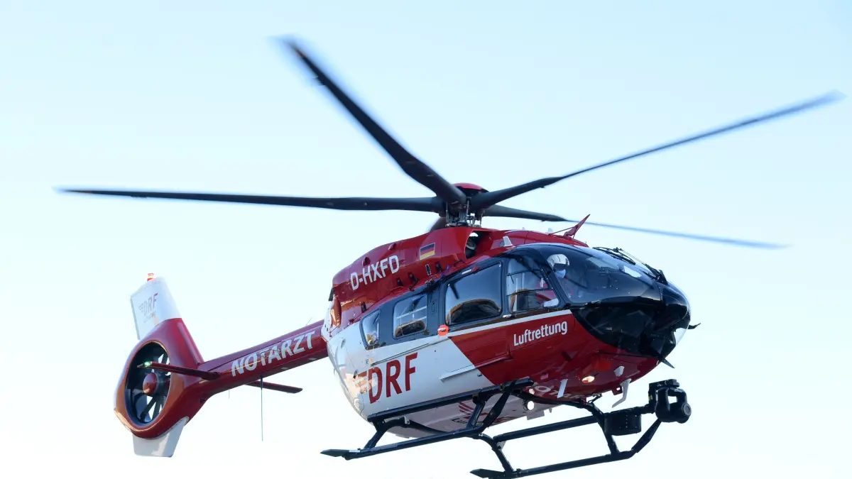 Ein DRF Hubschrauber im Einsatz: ARCHIV - 02.12.2021, Sachsen-Anhalt, Wittenberg Lutherstadt: Ein Hubschrauber der DRF Luftrettung im Einsatz (zu dpa: «DRF-Hubschrauber fliegen 2025 seltener in Sachsen-Anhalt») Foto: Waltraud Grubitzsch/dpa-Zentralbild/dpa +++ dpa-Bildfunk +++