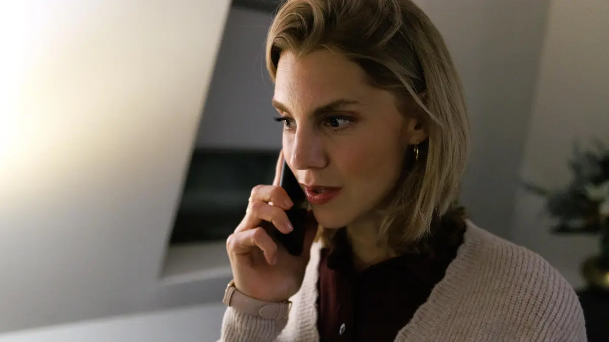 Stella (Bettine Langehein) ist elektrisiert, als sich jemand auf ihr Flugblatt meldet.