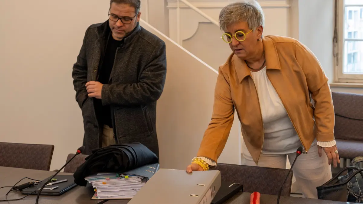 Beginn Prozess gegen Bürgermeisterin: 21.01.2026, Baden-Württemberg, Ellwangen: Heike Naber (Parteilos) steht im Landgericht mit ihrem Anwalt Hans-Jochen Schnepfer. Die Staatsanwaltschaft wirft der Bürgermeisterin von Niederstetten Urkundenfälschung in einem besonders schweren Fall vor. Foto: Stefan Puchner/dpa +++ dpa-Bildfunk +++