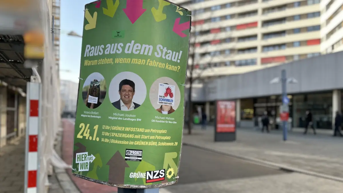 Unter anderem dieses Wahlplakat der Grünen ist mit Aufklebern rechten Inhalts versehen worden.