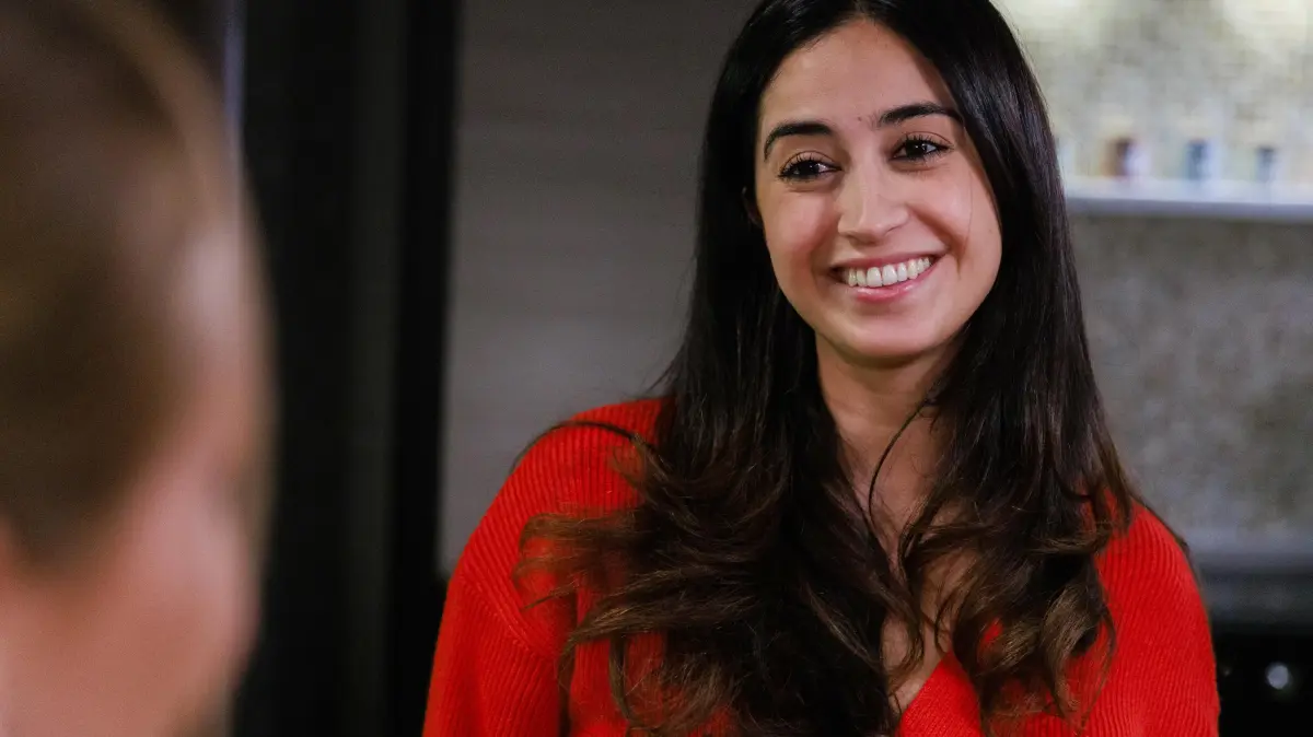 Esma (Özge Delioglan) stellt ihre Mutter zur Rede. Links Ronja (Theresa Traser)