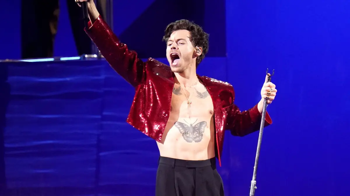 Harry Styles: ARCHIV - 11.02.2023, Großbritannien, London: Harry Styles bei seinem Auftritt bei den Brit Awards 2023 in der O2 Arena. (zu dpa: «Neue Single: Harry Styles lockt Fans in Plattenläden») Foto: Ian West/Press Association/dpa +++ dpa-Bildfunk +++