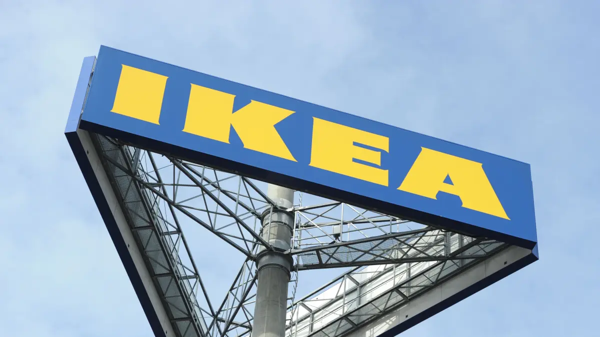 ARCHIV - Das IKEA-Logo steht am 08.03.2012 vor einem Ikea-Einrichtungshaus in Berlin-Lichtenberg. Im deutschen Möbelmarkt sieht Ikea noch Chancen, seinen Umsatz zu verdoppeln. Neue Standorte für Filialen zu finden erweist sich jedoch als schwierig. Nun soll der Fokus des Marktführers verstärkt auf dem Online-Handel liegen. Foto: Jens Kalaene/dpa (zu dpa «Ikea will online wachsen - Probleme mit neuen Standorten» vom 28.10.2013) +++ dpa-Bildfunk +++