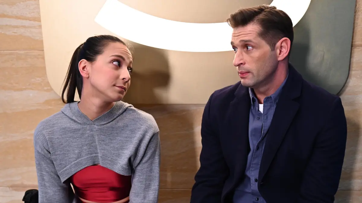 Charlie (Shaolyn Fernandez) und Deniz (Igor Dolgatschew) sind ein Paar.