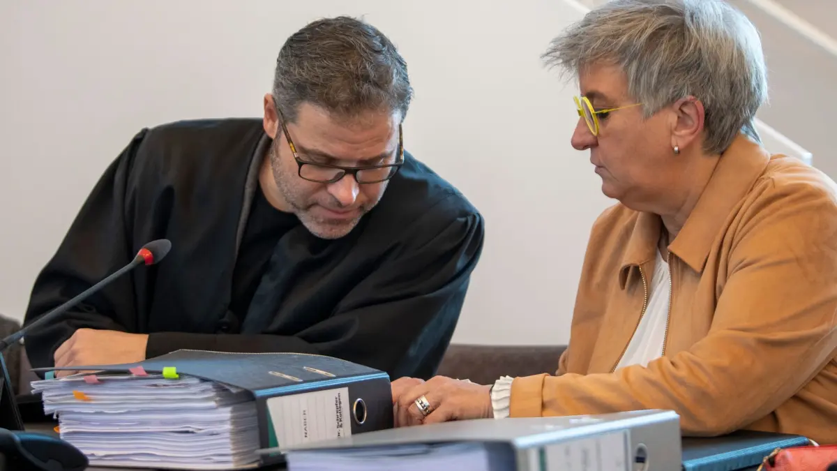 Beginn Prozess gegen Bürgermeisterin: 21.01.2026, Baden-Württemberg, Ellwangen: Heike Naber (Parteilos) spricht im Landgericht mit ihrem Anwalt Hans-Jochen Schnepfer. Die Staatsanwaltschaft wirft der Bürgermeisterin von Niederstetten Urkundenfälschung in einem besonders schweren Fall vor. Foto: Stefan Puchner/dpa +++ dpa-Bildfunk +++