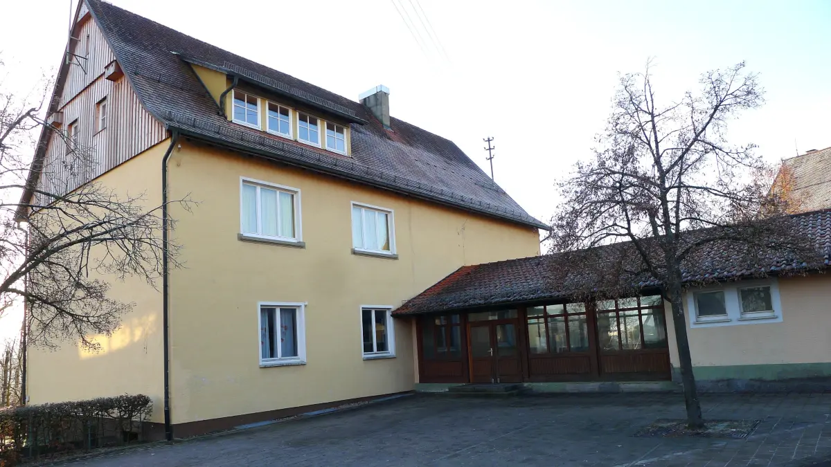Der Stettener Ortschaftsrat diskutierte über mögliche Standorte für ein neues Feuerwehrhaus. Einer davon wäre auf dem Platz, auf dem jetzt noch die alte Schule steht.