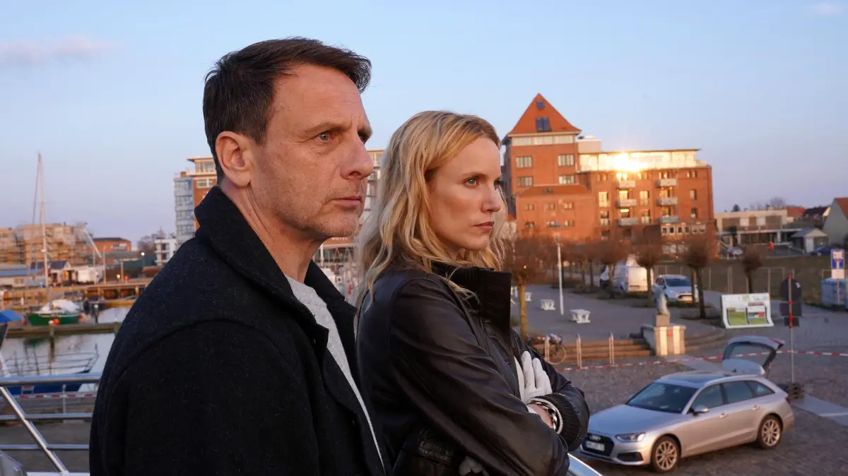In Dünentod – Die große Freiheit sind Tjark Wolf (Hendrik Duryn) und Fredericke Olsen (Isabel Thierauch) in ihrem ersten Fall als neues Ermittler-Duo zu sehen.