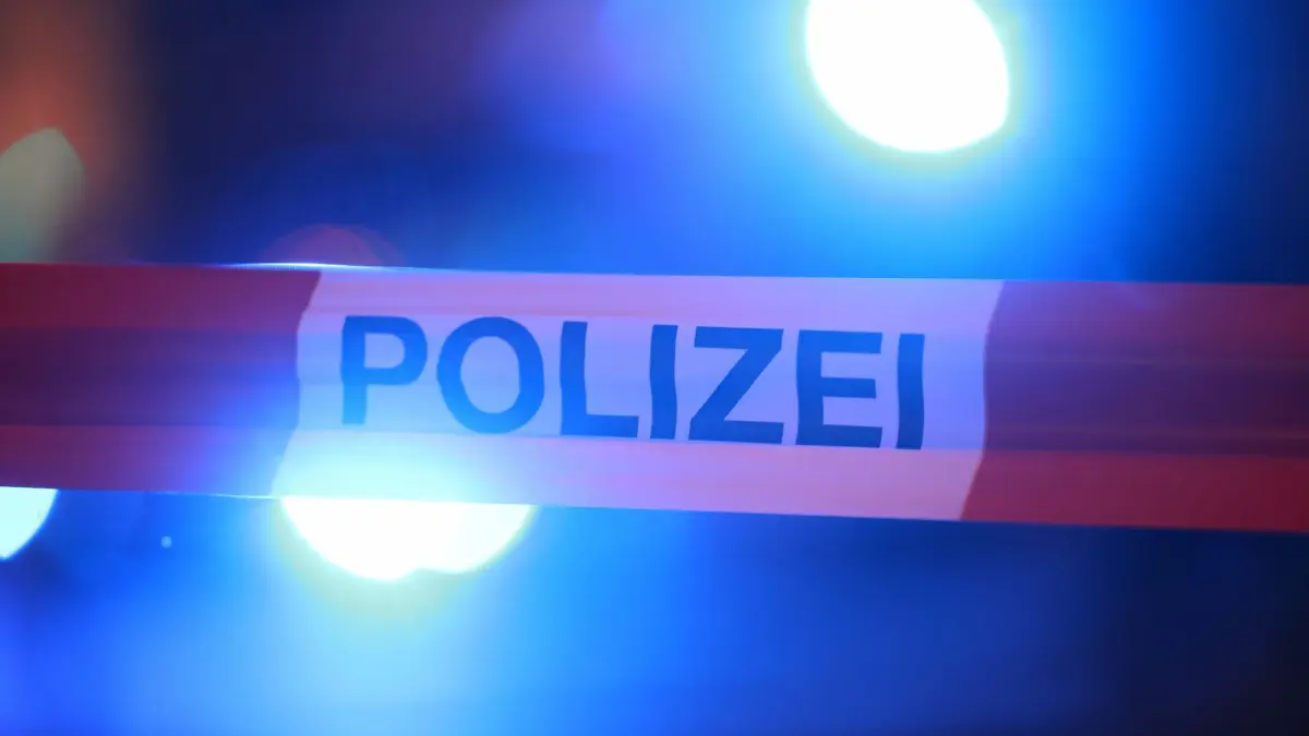 Polizei: ARCHIV - 27.03.2025, Nordrhein-Westfalen, Düsseldorf: Blaulichter leuchten hinter einem Absperrband der Polizei. (zu dpa: «A14 in Richtung Dresden nach zwei Unfällen weiter gesperrt») Foto: David Young/dpa +++ dpa-Bildfunk +++