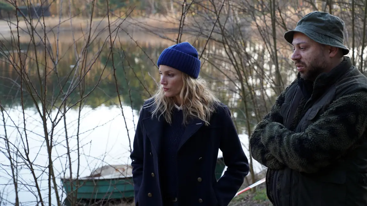 Freddy (Isabel Thierauch) versucht herauszufinden, ob Nils Der Geist"Kneiper (Tom Lass) helfen kann oder selbst in den Fall verstrickt ist.