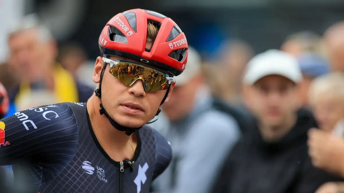 Marius Mayrhofer: ARCHIV - 24.08.2025, Sachsen-Anhalt, Halle (Saale): Radsport: Deutschland Tour, Halle/Saale - Magdeburg (163,70 km), 4. Etappe. Marius Mayrhofer aus Deutschland vom Tudor Pro Cycling Team kommt zum Start auf den Markt in Halle. Mayrhofer stürzte in Australien schwer. (zu dpa: «Knochenbrüche: Radprofi Mayrhofer stürzt beim Saison-Auftakt») Foto: Jan Woitas/dpa +++ dpa-Bildfunk +++