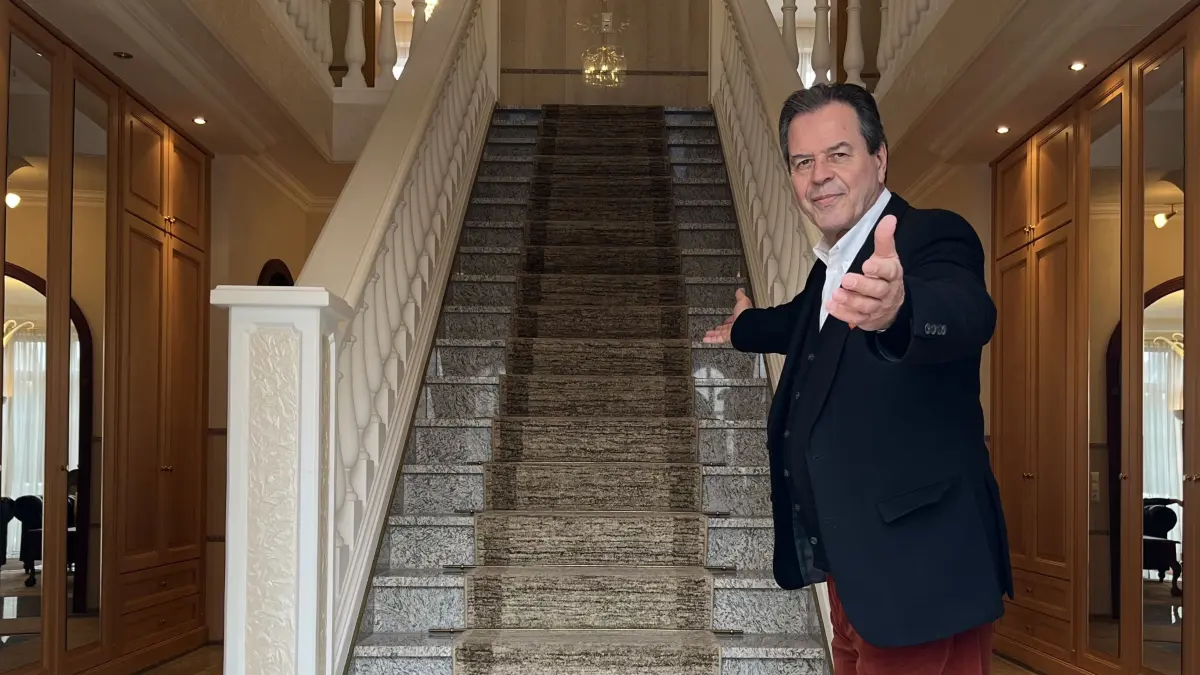 Formvollendet: Peter Lindenfeld bittet derzeit in einer Neu-Ulmer Villa zur "Totalauflösung".