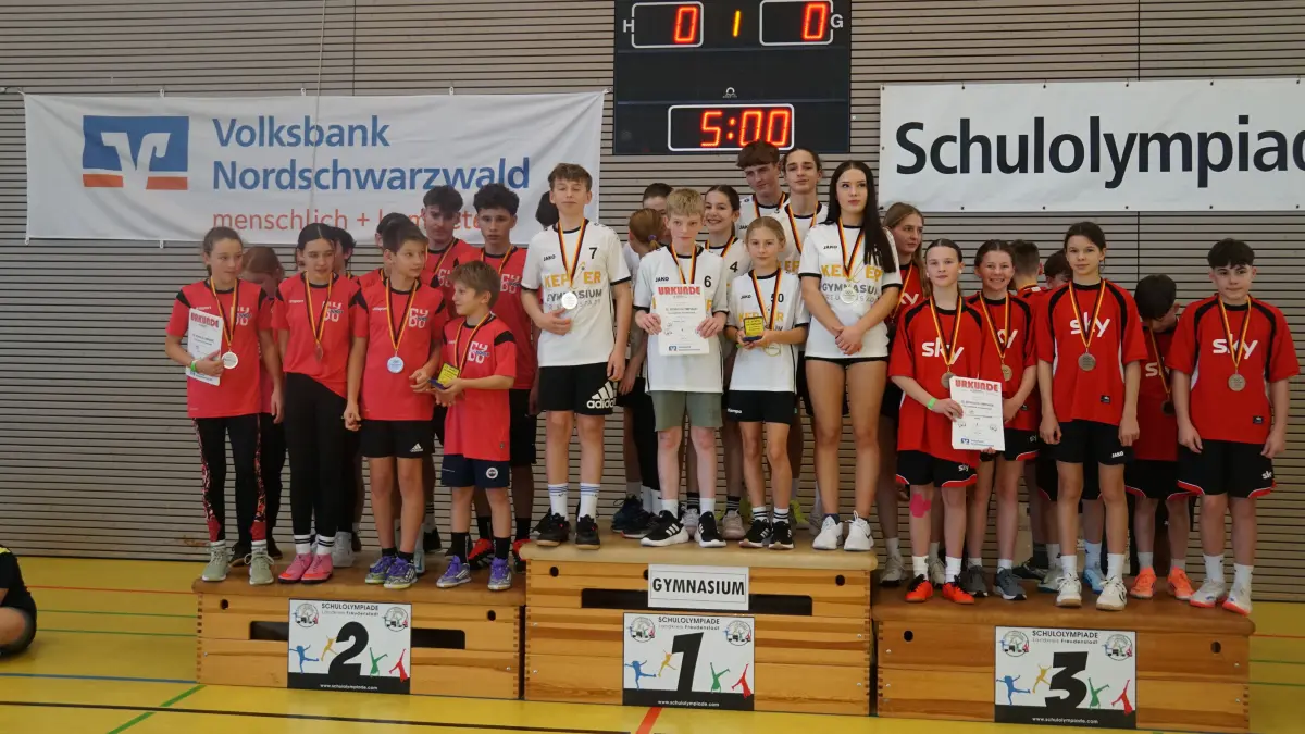 Die Gesamtsieger der Schulolympiade auf dem Podest: Erster wurde das Kepler-Gymnasium aus Freudenstadt, Zweiter das Gymnasium Dornstetten und Dritter das Martin-Gerbert-Gymnasium aus Horb.,