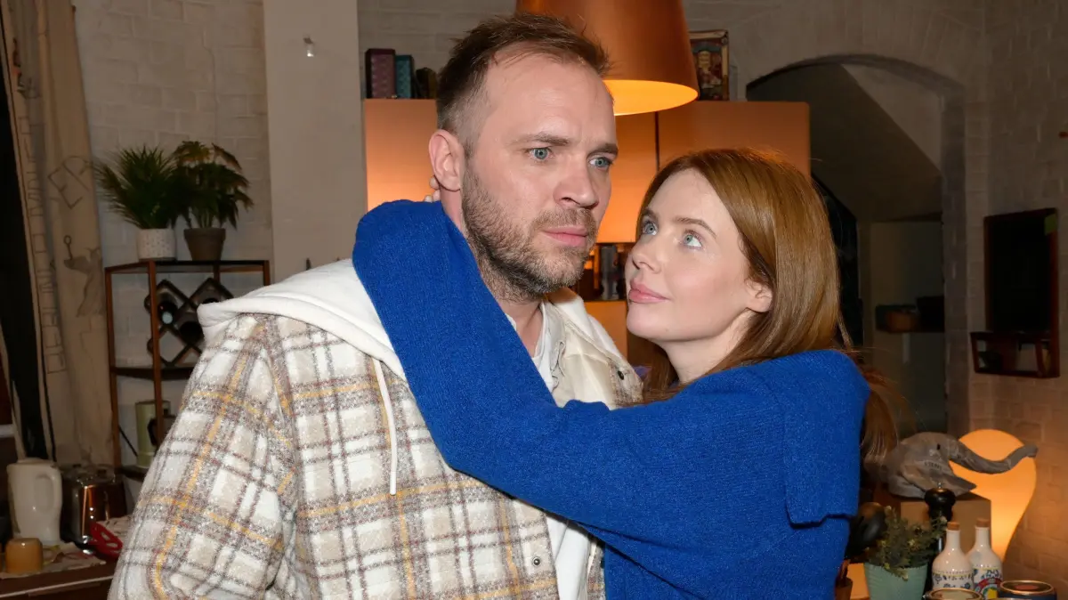 Aufgrund seines schlechten Gewissens ist Erik (Patrick Heinrich) besonders aufmerksam bei Toni (Olivia Marei).
