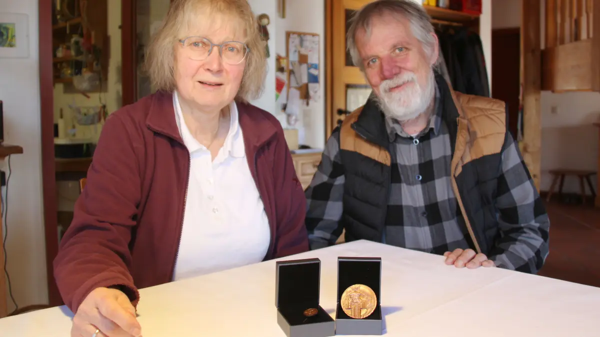 Elisabeth Giek-Schulz und Albrecht Holl aus Ilshofen-Oberaspach haben für 30 Jahre Engagement im Kirchengemeinderat bei ihrem Abschied im Dezember jeweils die Brenzmedaille in Bronze überreicht bekommen