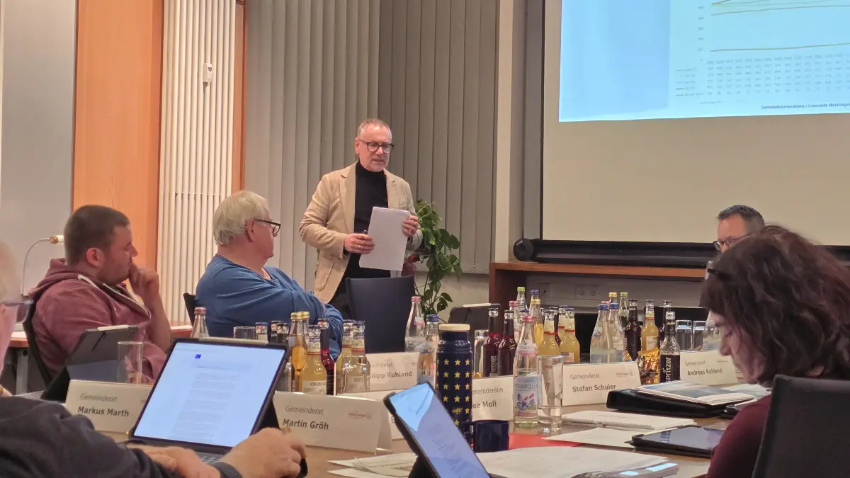 Stadtplaner Manfred Mezger stellt mögliche Leitsätze für Merklingens künftige Entwicklung im Gemeinderat vor.