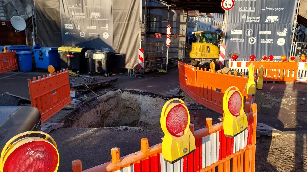 In Teilen der Unteren Vorstadt in Ebingen haben am Mittwochmorgen noch nachgehende Arbeiten stattgefunden. Dort hatte ein Unternehmen am Dienstag eine Gasleitung beschädigt und einen Großeinsatz von Feuerwehr, DRK, Polizei und Albstadtwerken ausgelöst.
