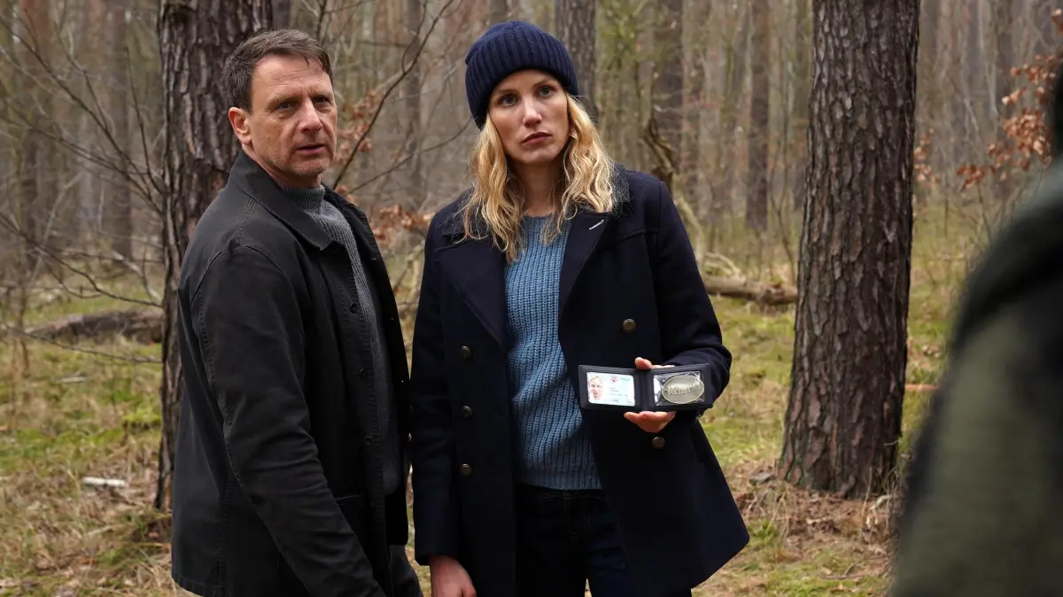 In „Dünentod – Blutiges Moor“ bekommen es Tjark Wolf (Hendrik Duryn) und Fredericke Olsen (Isabel Thierauch) mit einem skurrilen Ritual zu tun.