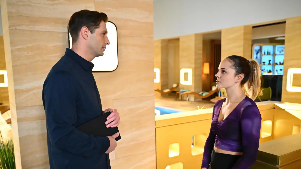 Valea (Antonia Kolano) geht auf ihren Trainer Deniz (Igor Dolgatschew) los.