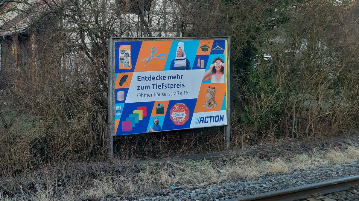 Manchmal wünschte man sich, das Selbstbewusstsein von Action-Werbung zu besitzen, wie hier irgendwo bei Dettenhausen. Dass der Schuppen in Gomaringen steht, davon geht man hier einfach aus.