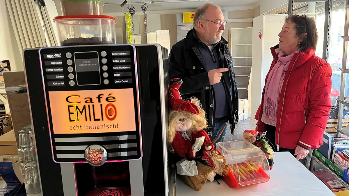 Der Glatter Ortsvorsteher Axel Anger im Gespräch mit Ulrike Pape. Die Kaffeemaschine, einst das "Herzstück" des Ladens, soll auch im neuen Geschäft erhalten bleiben.