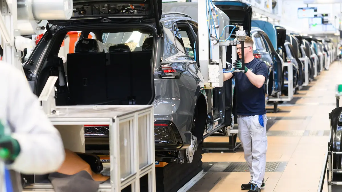 Volkswagen: PRODUKTION - 07.03.2025, Niedersachsen, Wolfsburg: Ein Mitarbeiter montiert im VW Stammwerk Sitze in einen Neuwagen Volkswagen Tayron. (zu dpa: «Wo die deutsche Autoindustrie steht und wie es weitergeht») Foto: Julian Stratenschulte/dpa +++ dpa-Bildfunk +++