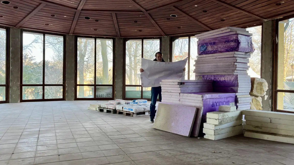 Wo kommt was hin? Michael Freudenberg mit dem Bauplan im Speiseraum seines neuen Restaurants in Neu-Ulm, dem ehemaligen Offiziers-Kasinos.