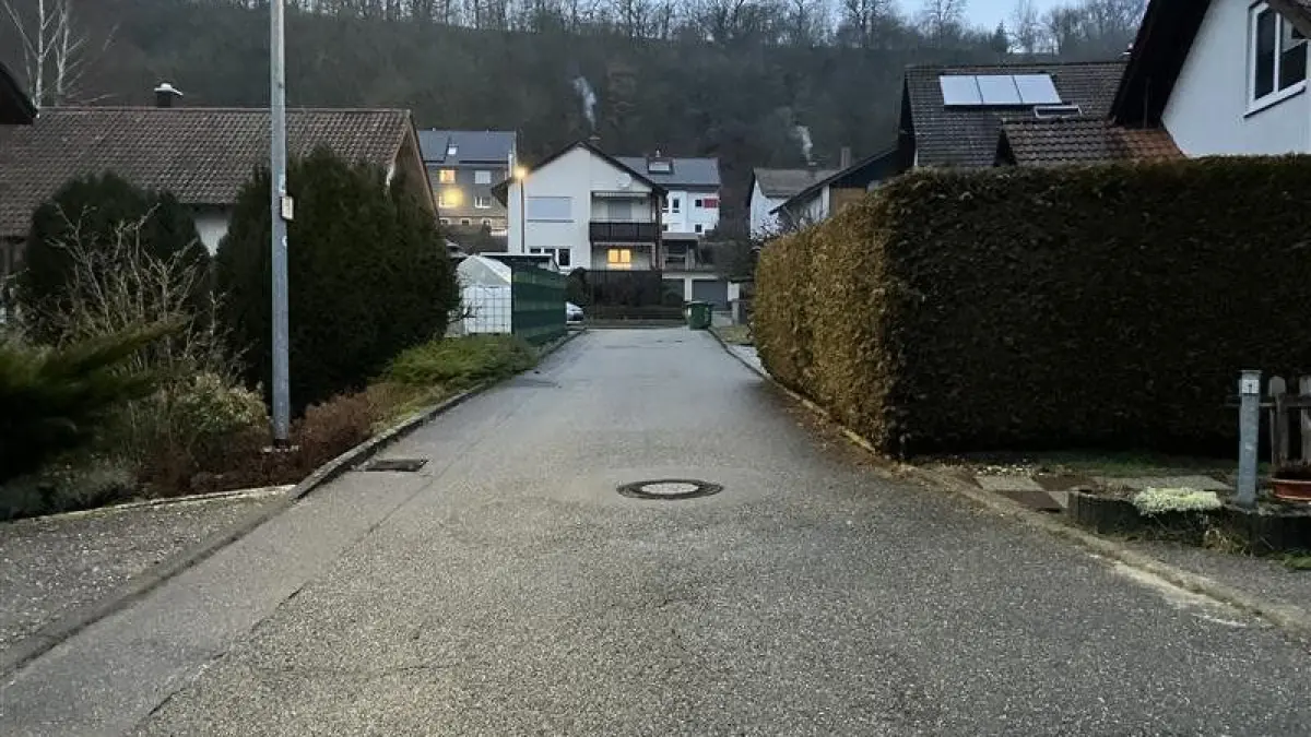 Eine Frau stirbt im Ahornweg in Schöntal-Westernhausen. Die Ermittlungen laufen. 