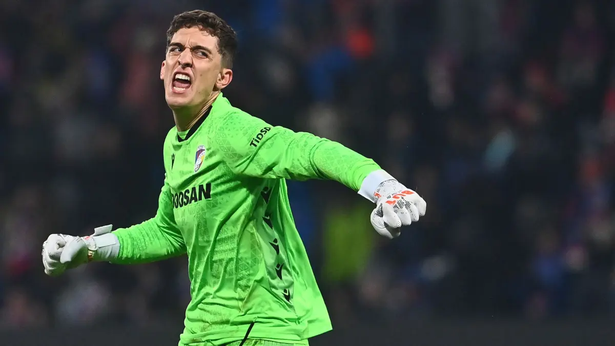 Viktoria Plzen's Austrian goalkeeper #44 Florian Wiegele celebrates after his team scores his first goal during the UEFA Europa League first round - day 7 football match between FC Viktoria Plzen and FC Porto in Plzen, Czech Republic on January 22, 2026. (Photo by Michal Cizek / AFP)