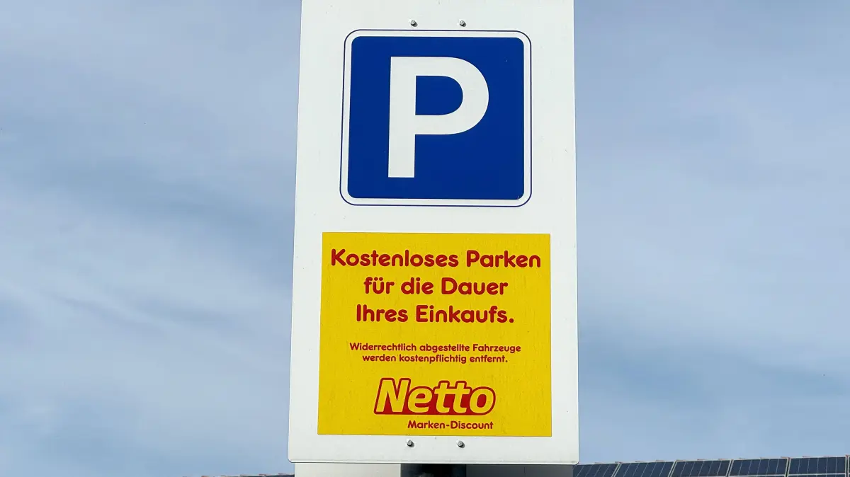 Wirtschaft Einzelhandel: 19.04.2025 xsvx, Wirtschaft Einzelhandel, emwir , v.l. Logo, Schriftzug, Werbung Supermarkt Discounter Netto Markendiscounter Brand Branding Geschäft Parkhinweis für Kunden Parkplatz parken Worms *** 19 04 2025 xsvx, economy retail, emwir , v l logo, lettering, advertising supermarket discounter Netto brand discounter branding store parking notice for customers parking lot parking Worms