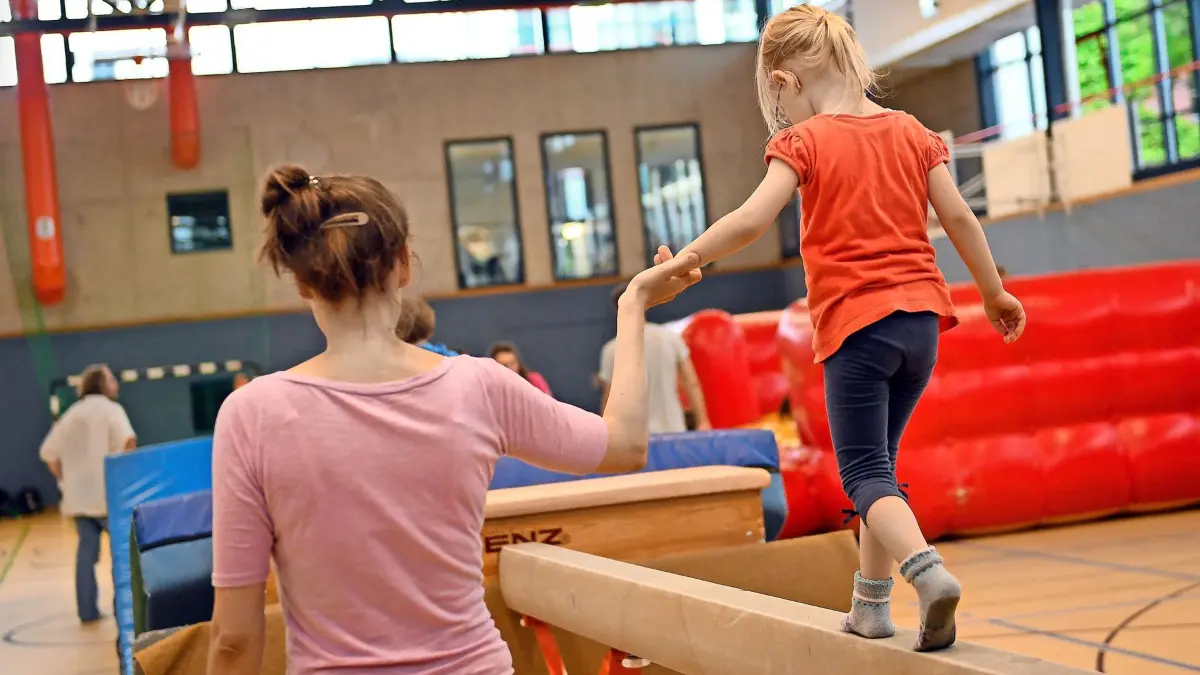 ARCHIV - 10.07.2017, Berlin: Eltern und Kinder turnen beim Bambini-Sport in einer Sporthalle in Berlin. (zu dpa: «Vereine beklagen Mitgliederschwund im Verlauf der Pandemie») Foto: Britta Pedersen/dpa-Zentralbild/dpa +++ dpa-Bildfunk +++