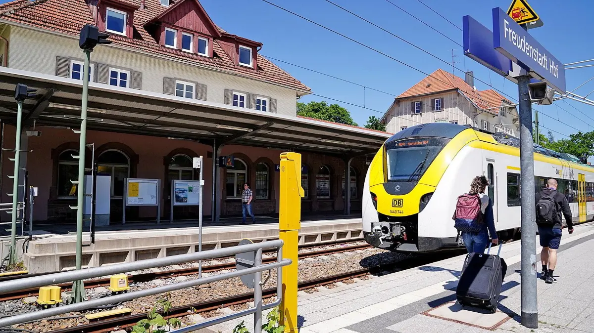 Hauptbahnhof Freudenstadt: Vorsicht: Dieses Foto ist möglicherweise nur für den einstigen Verlag Schwäbisches Tagblatt verwendbar. Hauptbahnhof Freudenstadt 13.6.2023.Bild: Karl-Heinz Kuball