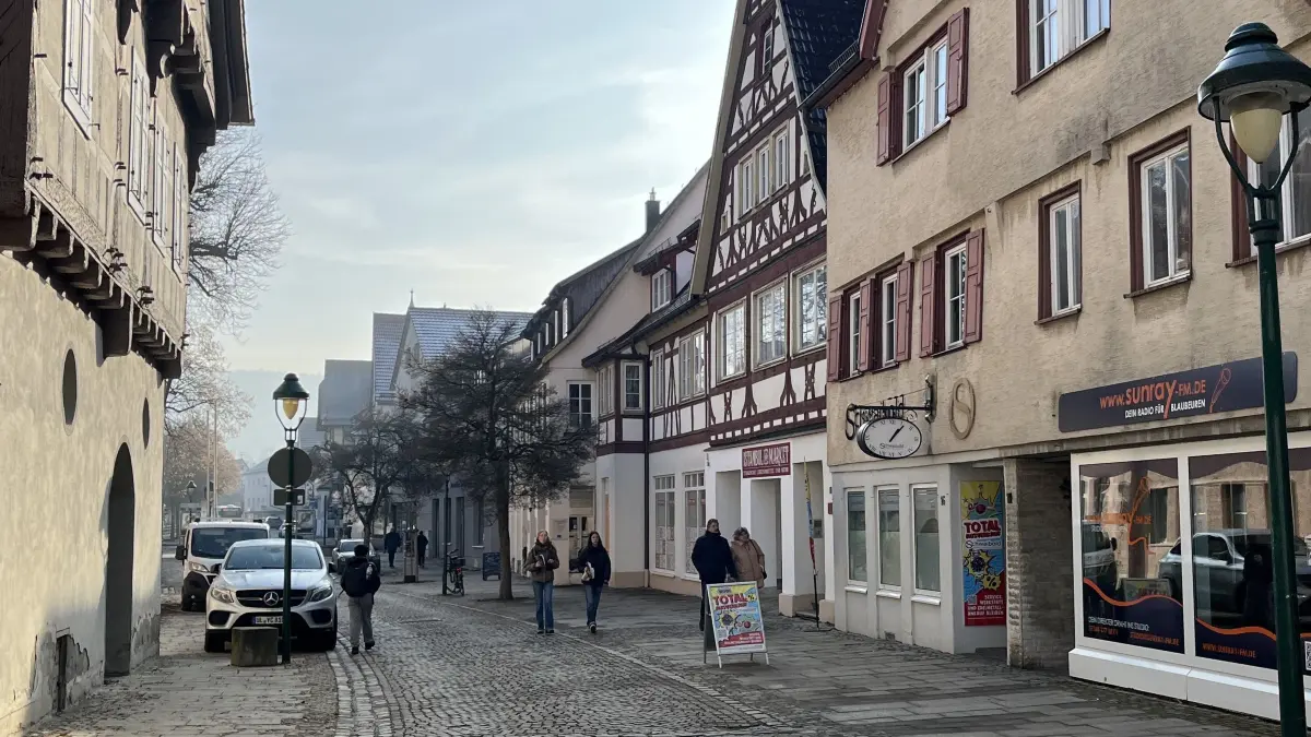 Mit einem Lebensmittel- und Fahrradladen in der Karlstraße sowie mit dem wiedereröffneten Gasthaus „Zum Schwanen“ in der benachbarten Webergasse gibt es positive Entwicklungen in der Blaubeurer Altstadt.