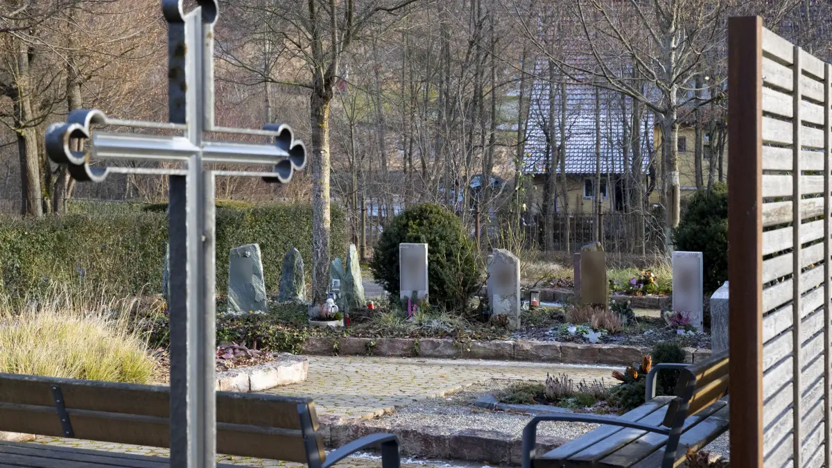 Wiesensteig, Friedhof, Urnengräber auf Gemeinschaftsflächen und Urnenwiesengräber