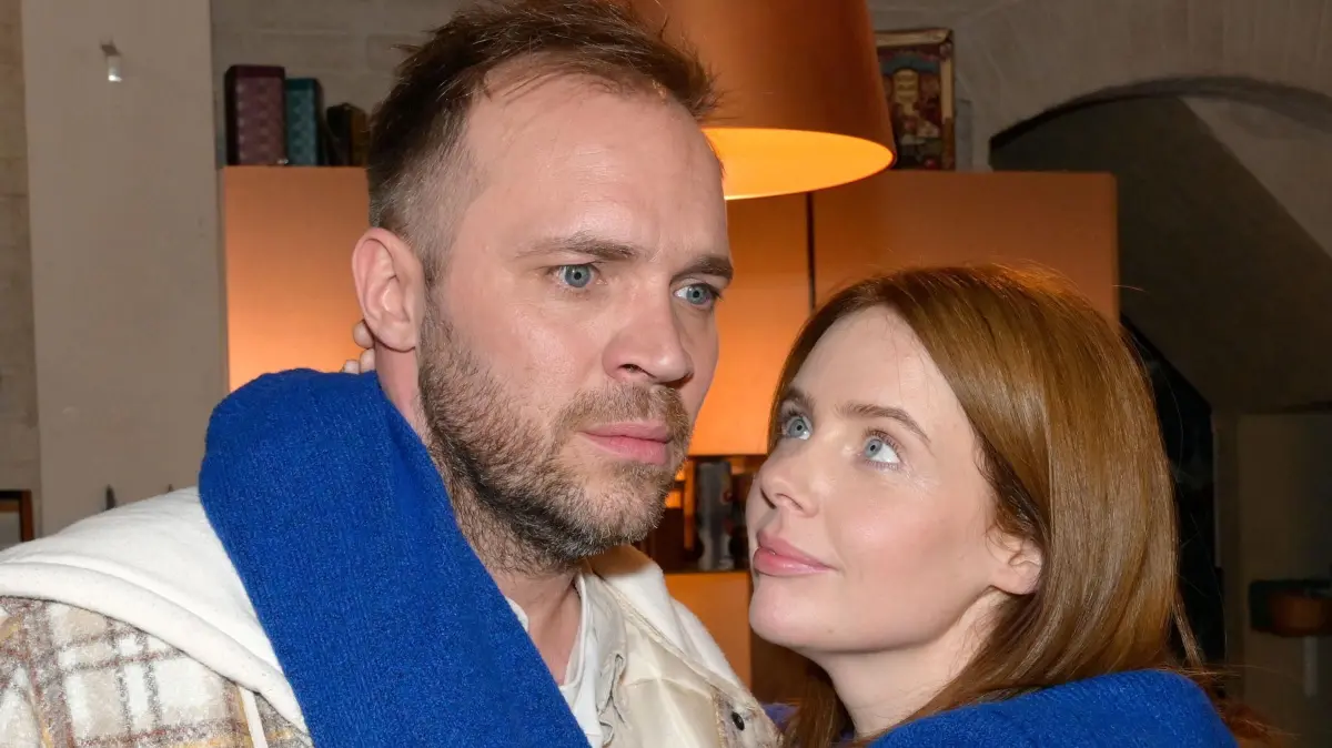 Erik (Patrick Heinrich) hat Gefühle für eine andere Frau. Toni (Olivia Marei) weiß nichts davon.