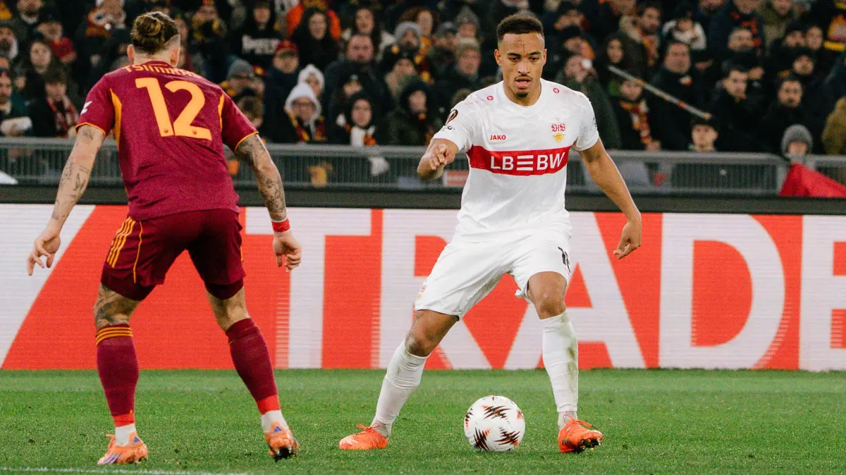 ITA, AS Rom vs. VfB Stuttgart, Fussball, Europa League, Spieltag 7, Spielzeit 2025/2026, 22.01.2026,: Jamie Leweling (VfB Stuttgart, #18) wird von Kostas Tsimikas (AS ROM, #12) und Lorenzo Pellegrini (AS ROM, #07) verteidigt,
ITA, AS Rom vs. VfB Stuttgart, Fussball, Europa League, Spieltag 7, Spielzeit 2025/2026, 22.01.2026,
Foto: Eibner-Pressefoto/Edward Cheung