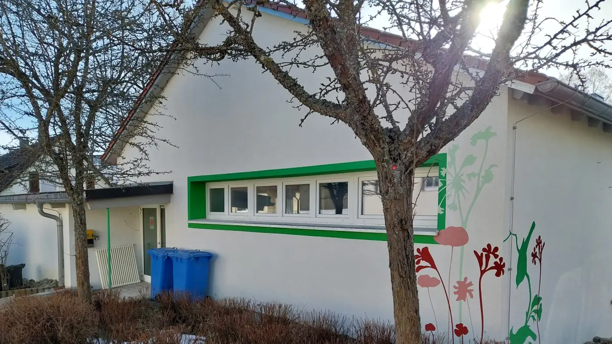 Der ehemalige Kindergarten Heinrich-Cless wird derzeit zu einer Arztpraxis mit Stellplätzen umgebaut. Im Haushalt 2026 der Gemeinde Bitz schlägt diese Maßnahmen mit 368.000 Euro zu Buche.