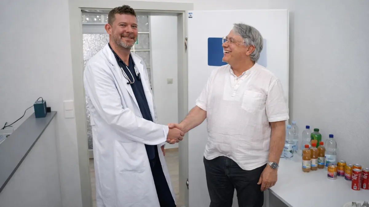 Torben Müller (links) ist Gründer von "MeinLandarzt" mit Sitz in Meßstetten. Zum Jahreswechsel hat er mit seinem Team die Hausarztpraxis von Dr. Albrecht Grun in der Ebinger Marktstraße übernommen. Grun ist bei "MeinLandarzt" nun angestellt.