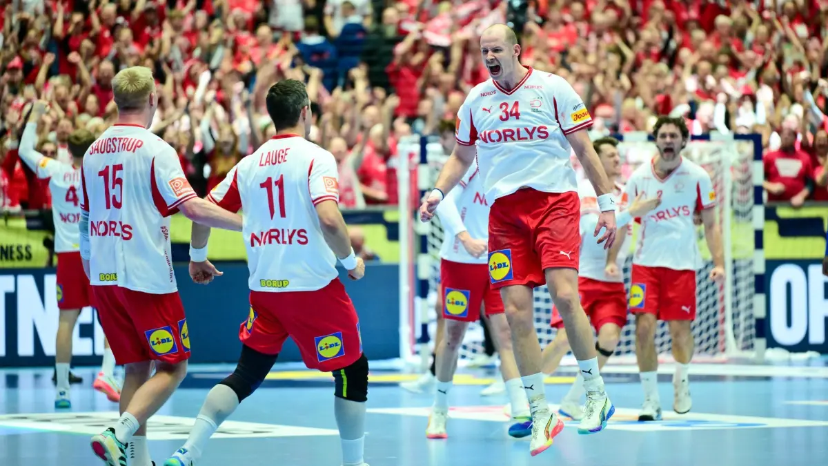 Handball EM: Frankreich - Dänemark: 22.01.2026, Dänemark, Herning: Handball: EM, Frankreich - Dänemark, Hauptrunde, Gruppe 1, 1. Spieltag, Jyske Bank Boxen. Die Dänen nach dem gewonnenen Spiel gegen Frankreich. Foto: Sina Schuldt/dpa +++ dpa-Bildfunk +++