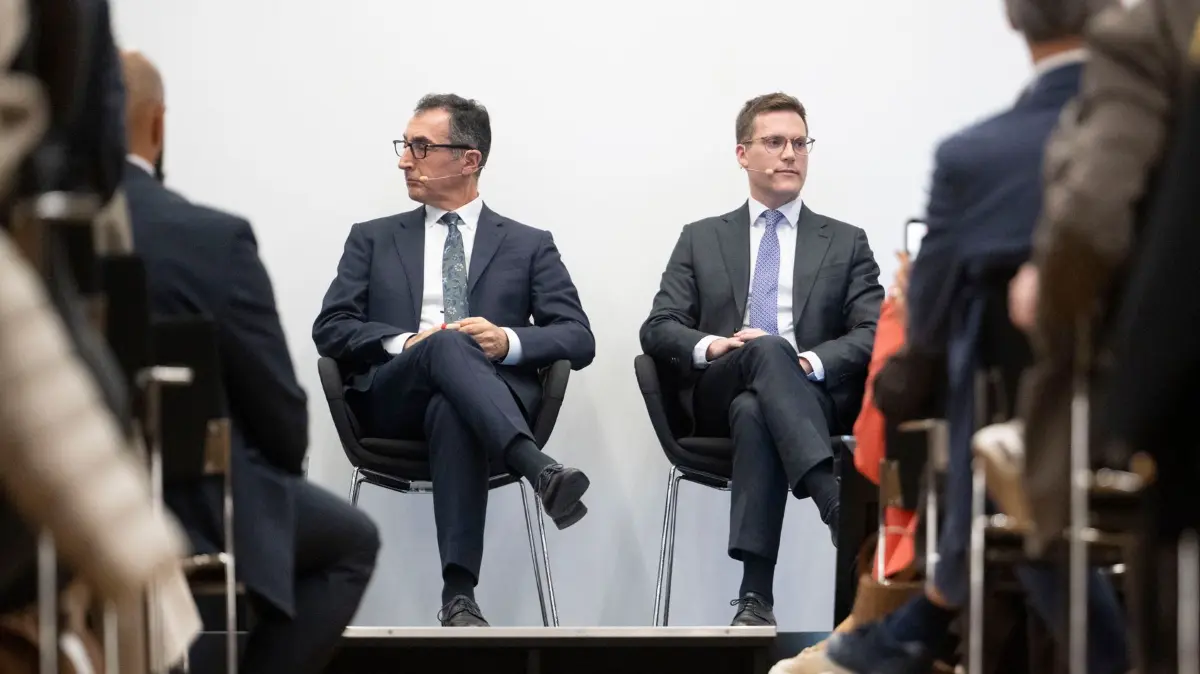 Spitzenkandidaten zur Landtagswahl in Baden-Württemberg: ARCHIV - 13.11.2025, Baden-Württemberg, Stuttgart: Die Spitzenkandidaten zur Landtagswahl in Baden-Württemberg, Manuel Hagel (CDU, r), und Cem Özdemir (Bündnis 90/Die Grünen) sitzen bei einer Veranstaltung der BWIHK auf der Bühne. Vor der Landtagswahl 2026 brachte der Baden-Württembergische Industrie- und Handelskammertag (BWIHK) die Spitzenkandidaten bei einer Veranstaltung zusammen. (zu dpa: «Fünf Lehren aus der neuen Umfrage zur Landtagswahl») Foto: Marijan Murat/dpa +++ dpa-Bildfunk +++