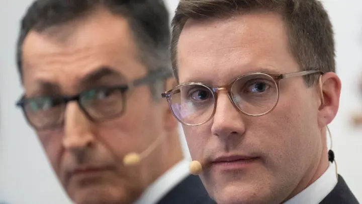 Neue Umfrage sieht Kopf-an-Kopf-Rennen zwischen CDU und Grünen