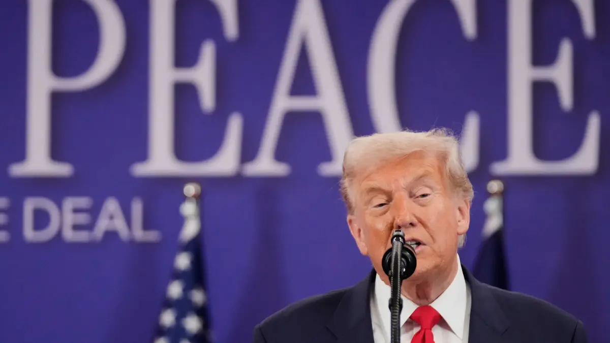 Donald Trump: ARCHIV - 26.10.2025, Malaysia, Kuala Lumpur: Präsident Donald Trump spricht im Oktober 2025 während einer Unterzeichnungszeremonie am Rande des Asean-Gipfels. (zu dpa: «Trumps «Friedensrat»: Wer dabei ist - und wer nicht») Foto: Mark Schiefelbein/AP/dpa +++ dpa-Bildfunk +++