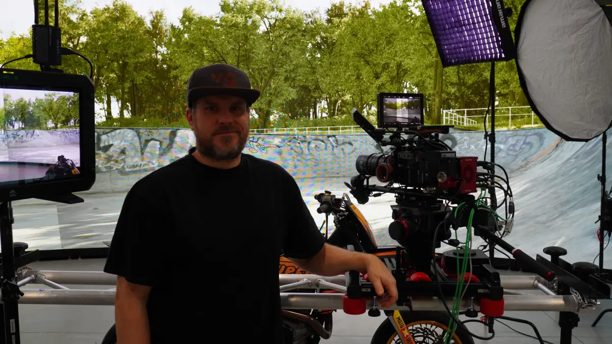 Philipp Ruopp vor der 17 Meter breiten Leinwand. Hinter ihm ist ein virtueller Skatepark zu sehen.